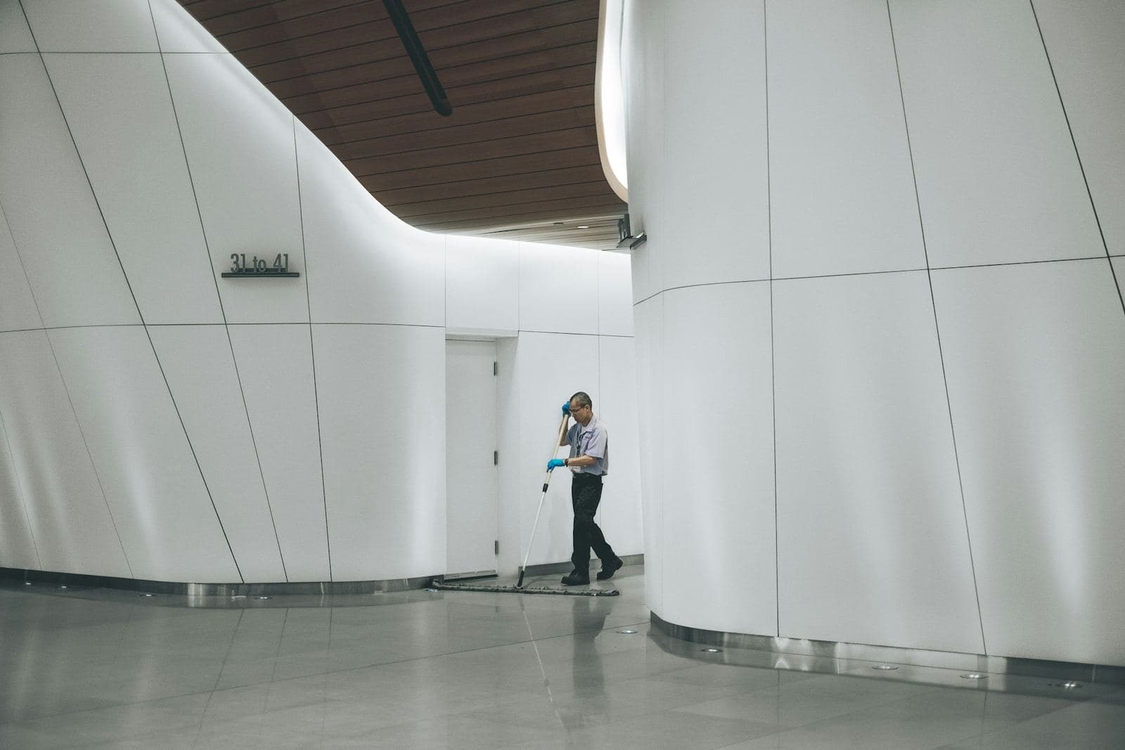Unterhaltsreinigung in einem hellen Gebäude