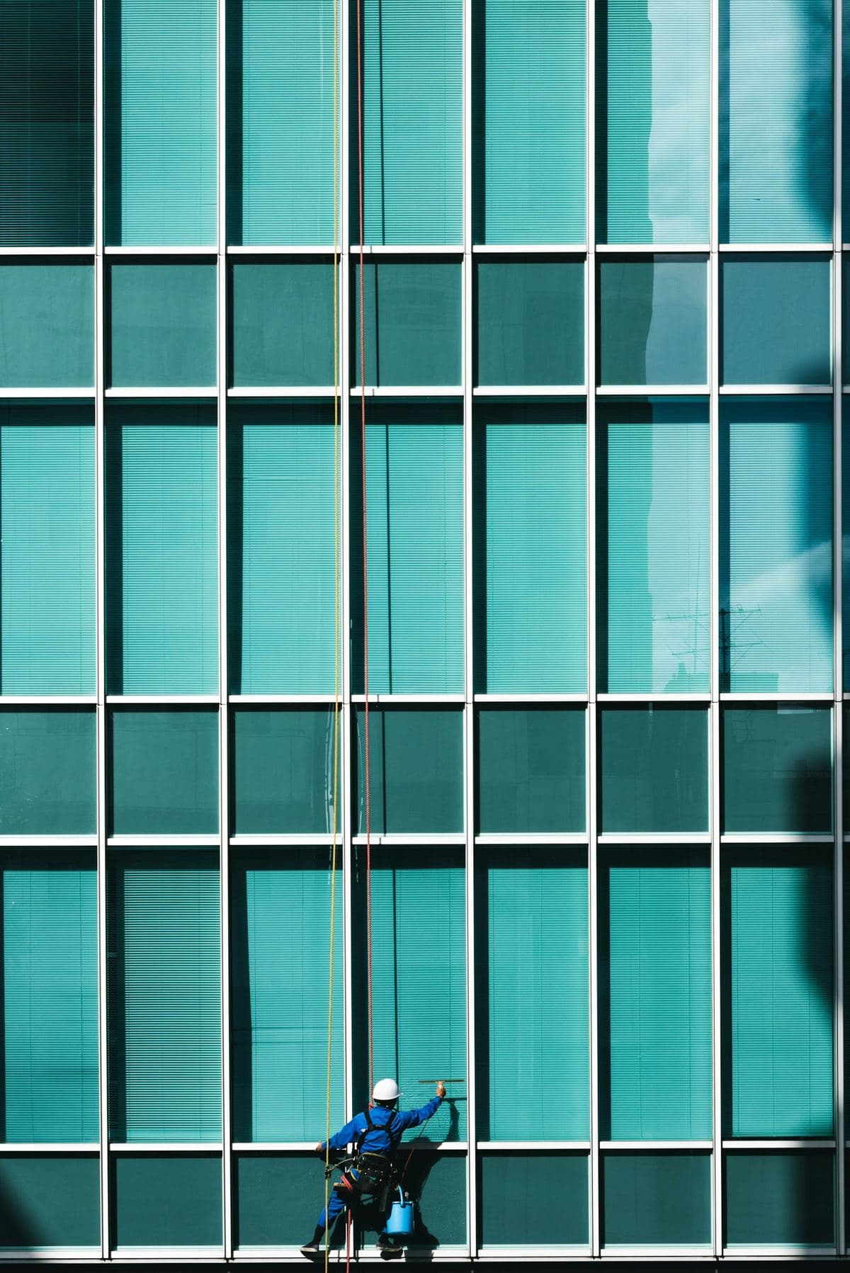 Fensterreinigung an einer Fassade